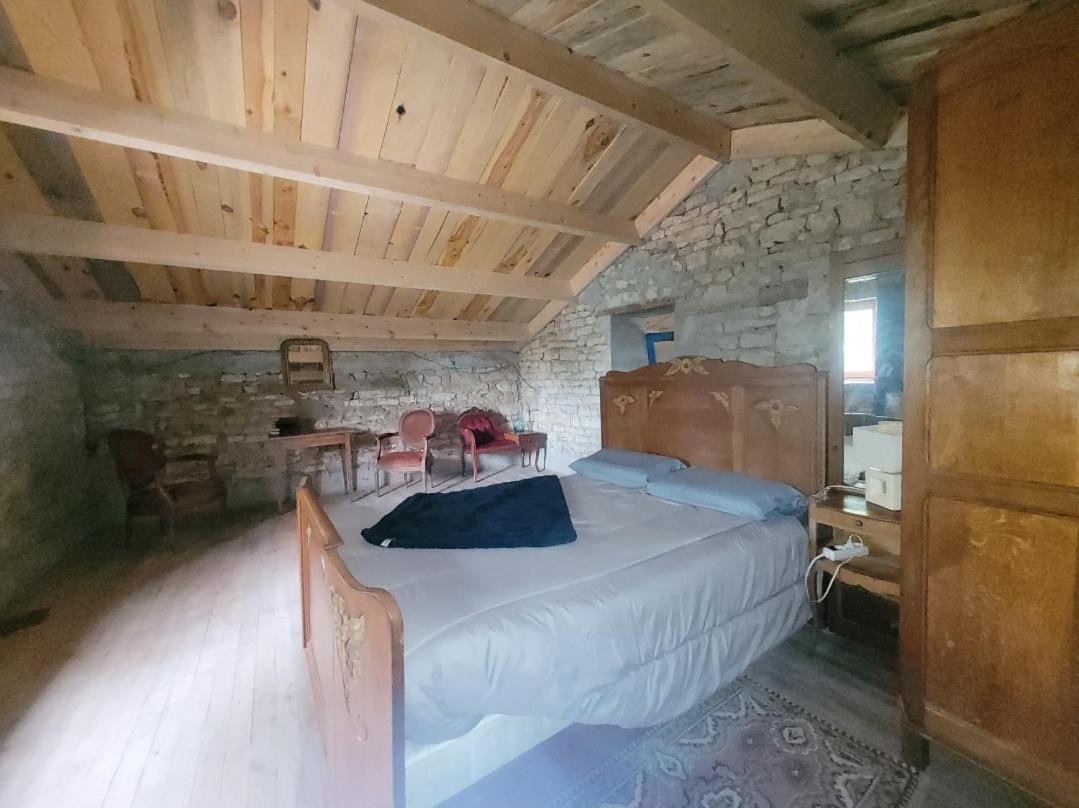 Nuit Insolite, Chambre Au Dessus D'Une Etable La Chapelle-Themer Экстерьер фото